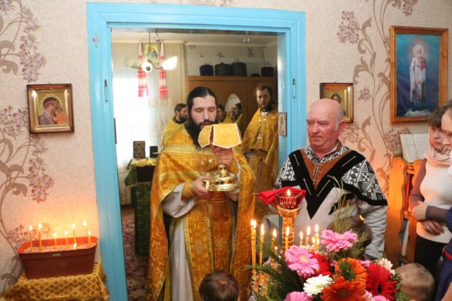 Прихильники УПЦ (МП) на Волині відправили святкову службу у священика вдома. ФОТО