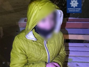 Дали гроші на таксі: у Луцьку патрульні допомогли жінці, яка ночувала посеред вулиці