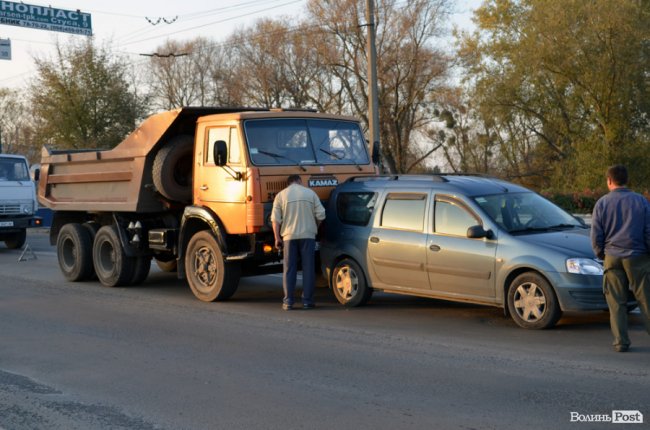 Аварія в Луцьку: КАМАЗ в'їхав у фургон. ФОТО