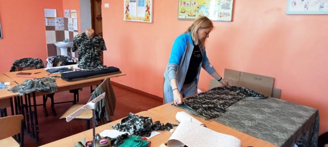 «Спочатку ми купили оверлок». Як дві сільські школи на Волині стали шити військову амуніцію