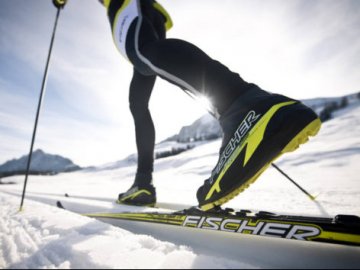 У Рівному лижник проїхався центром міста, зачепившись за авто. ВІДЕО