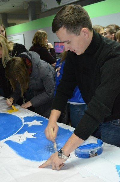 Як у СНУ малювали прапор України-ЄС. ФОТО
