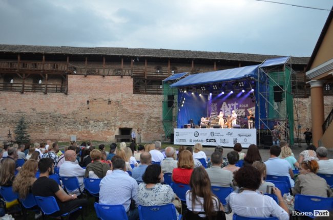 Злива і витончена музика: перший день фестивалю джазу у Луцьку. ФОТО