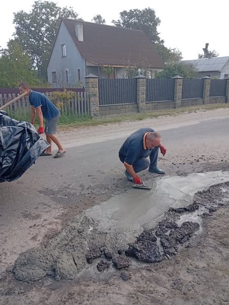 Жителі волинського селища самотужки відремонтували дорогу. ФОТО