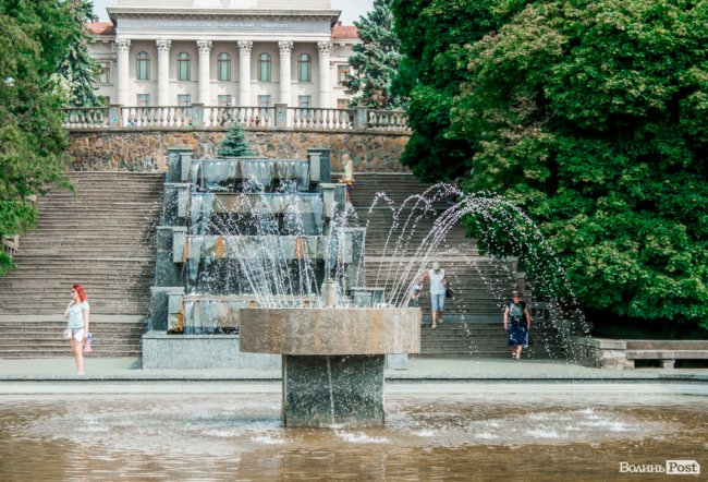 Усмішки малечі та бризки водограю: літній день у Луцьку. ФОТО