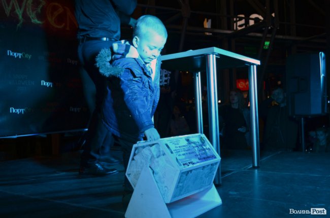 У ведучого були маленькі помічники, які отримували солодкі подарунки