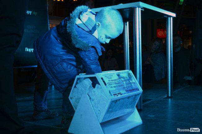 У ведучого були маленькі помічники, які отримували солодкі подарунки