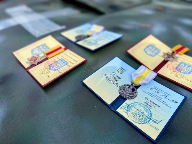 Волинські поліцейські-добровольці отримали відзнаки в зоні бойових дій. ФОТО