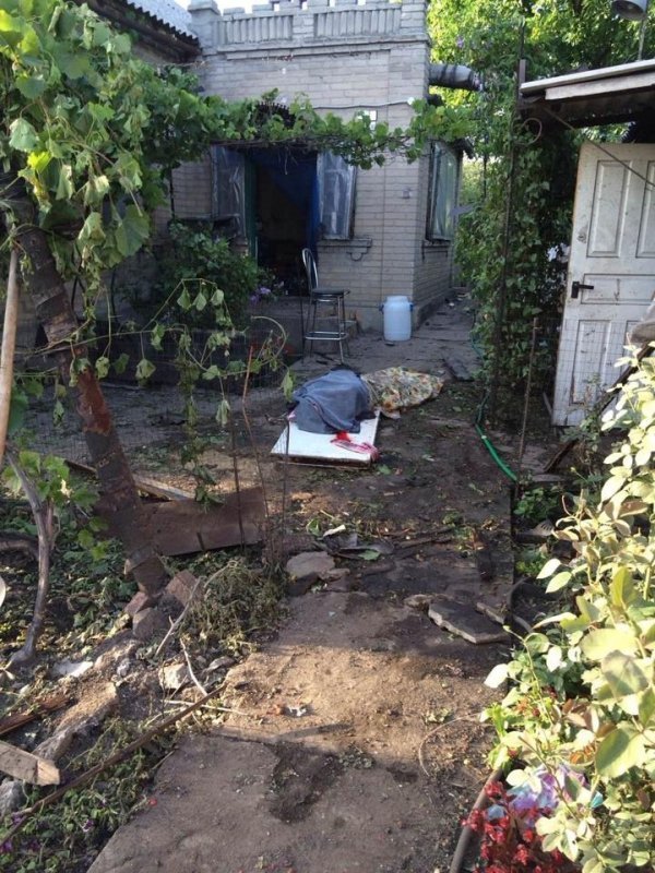 Донецьк після обстрілу: зруйновані хати, спалені авто. ФОТО