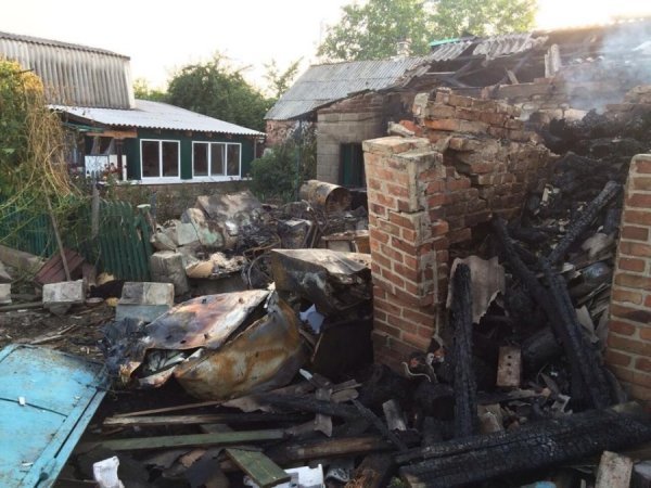 Донецьк після обстрілу: зруйновані хати, спалені авто. ФОТО