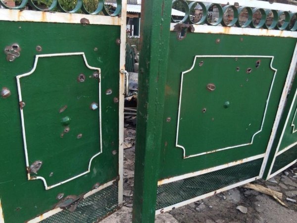 Донецьк після обстрілу: зруйновані хати, спалені авто. ФОТО