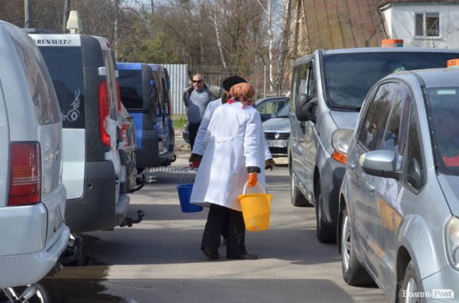 У Луцьку влаштували масову дезінфекцію таксі. ФОТО
