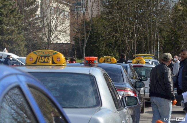 У Луцьку влаштували масову дезінфекцію таксі. ФОТО