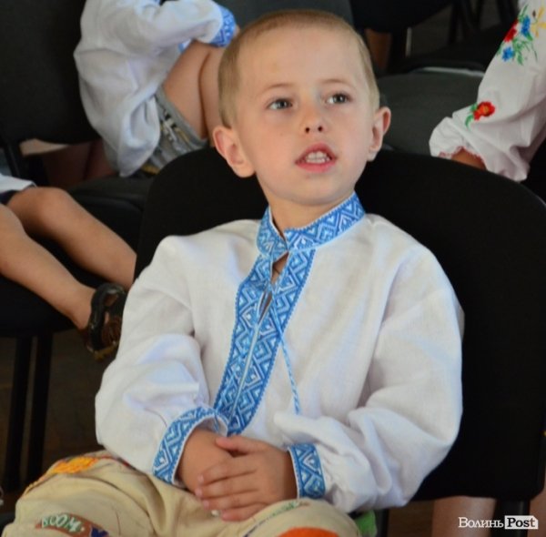 Дітей навчали вишивати собі сорочки-обереги. ФОТО