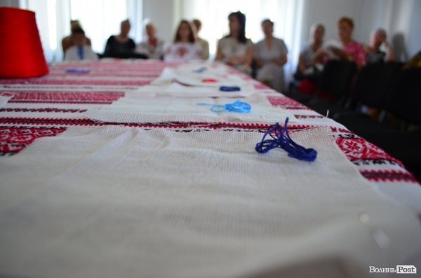 Дітей навчали вишивати собі сорочки-обереги. ФОТО