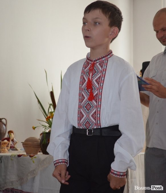 Дітей навчали вишивати собі сорочки-обереги. ФОТО