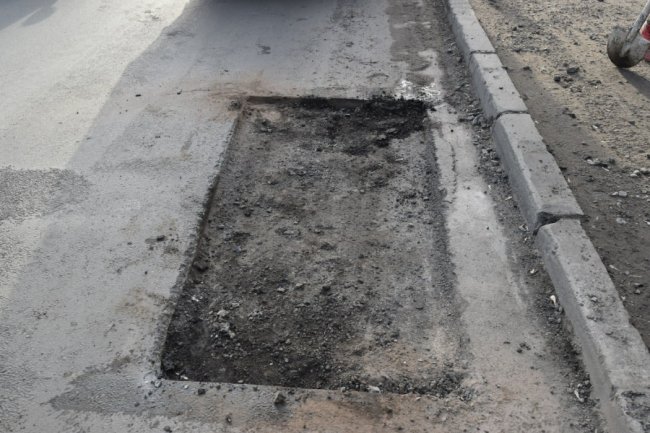 У Луцьку латають ямки на дорогах. ФОТО