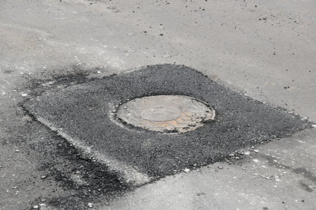 У Луцьку латають ямки на дорогах. ФОТО