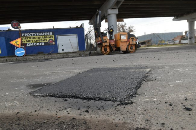 У Луцьку латають ямки на дорогах. ФОТО