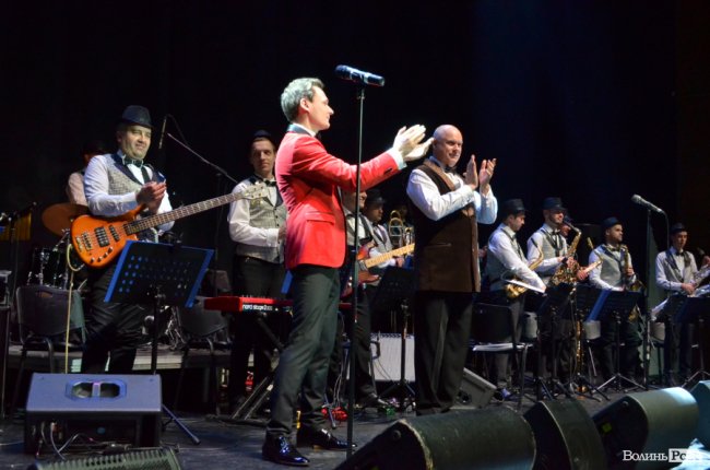 Новорічні хіти та казкова енергетика: як лучан розважали LeoBand Orchestra. ФОТОРЕПОРТАЖ