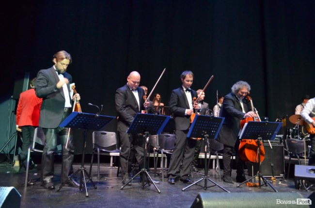 Новорічні хіти та казкова енергетика: як лучан розважали LeoBand Orchestra. ФОТОРЕПОРТАЖ