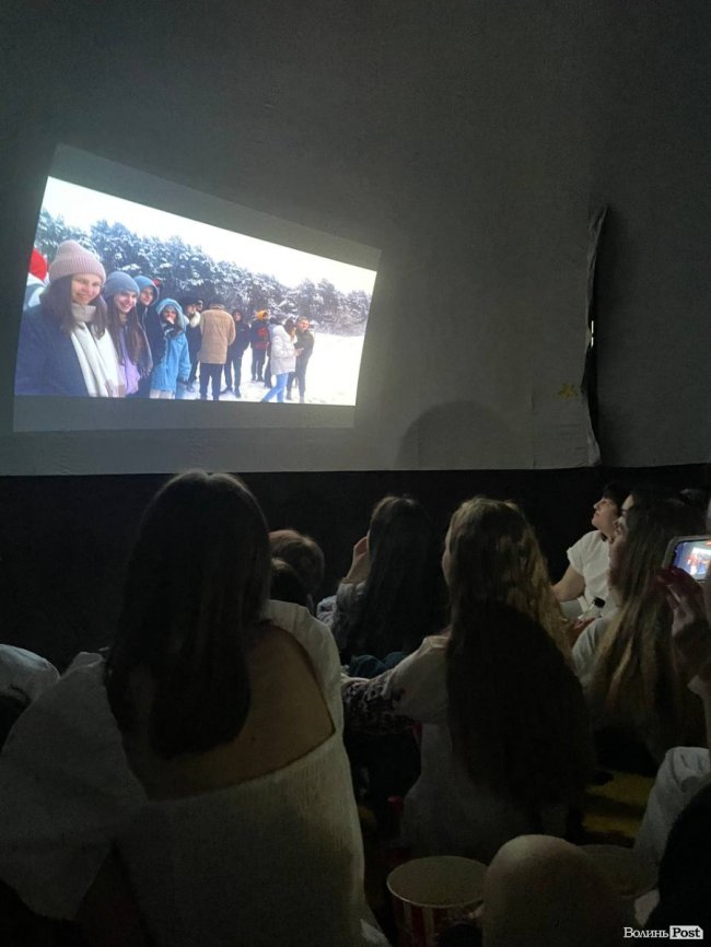 Уперше на Волині: у Луцьку «класна мама» влаштувала випускникам останній дзвоник у шатрі-планетарії