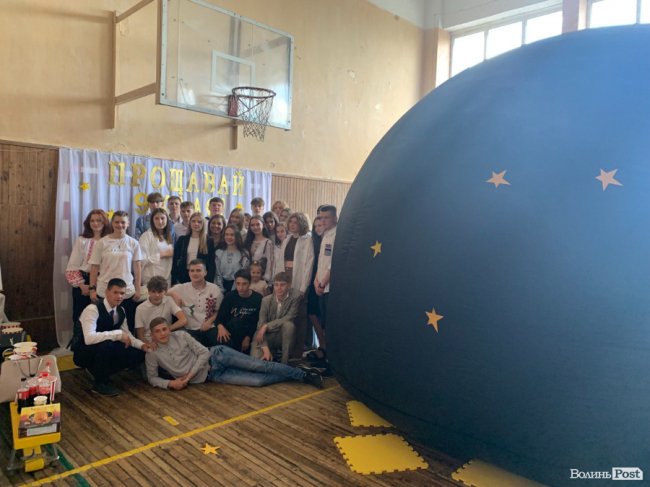 Уперше на Волині: у Луцьку «класна мама» влаштувала випускникам останній дзвоник у шатрі-планетарії