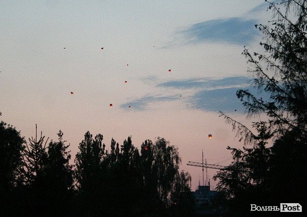 У Луцьку зізнавалися в коханні на небі. ФОТО