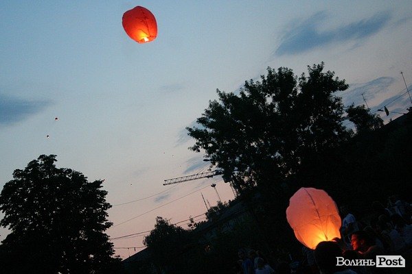 У Луцьку зізнавалися в коханні на небі. ФОТО