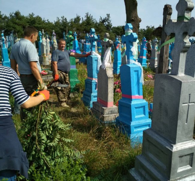 Захаращений цвинтар у Шацьку прибрали. ФОТО