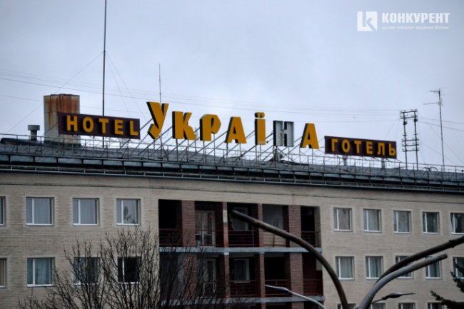 Негода поламала вивіску готелю в центрі Луцька. ФОТО