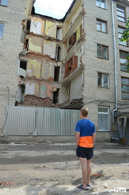 З будинку, що обвалився, виселяють людей