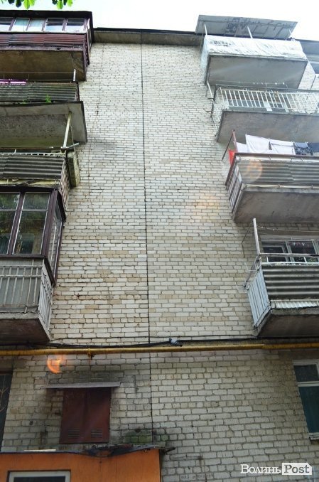 З будинку, що обвалився, виселяють людей