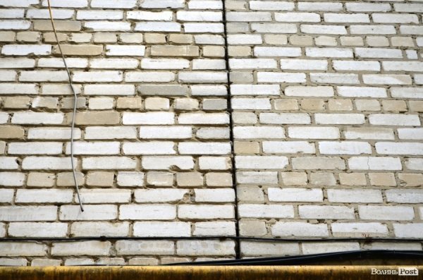 З будинку, що обвалився, виселяють людей