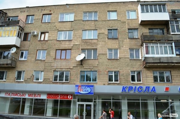 З будинку, що обвалився, виселяють людей