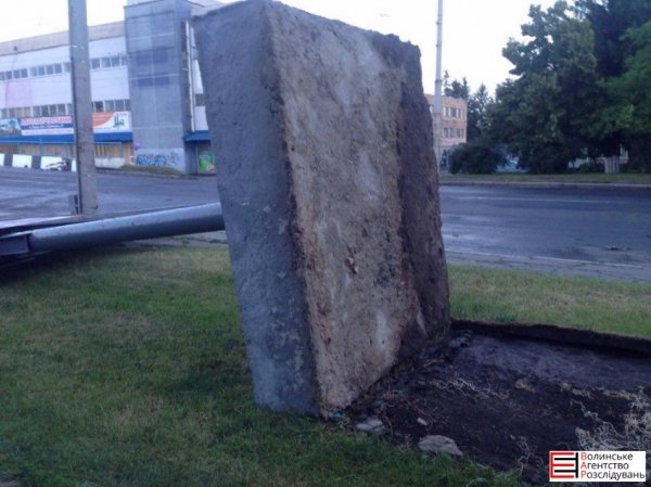 Через сильний вітер у Луцьку впав білборд. ФОТО