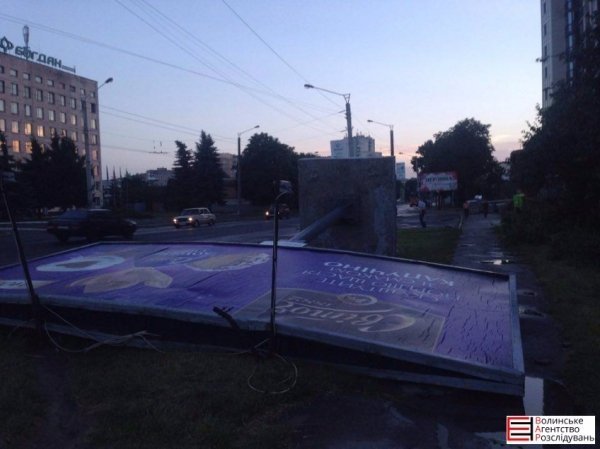 Через сильний вітер у Луцьку впав білборд. ФОТО