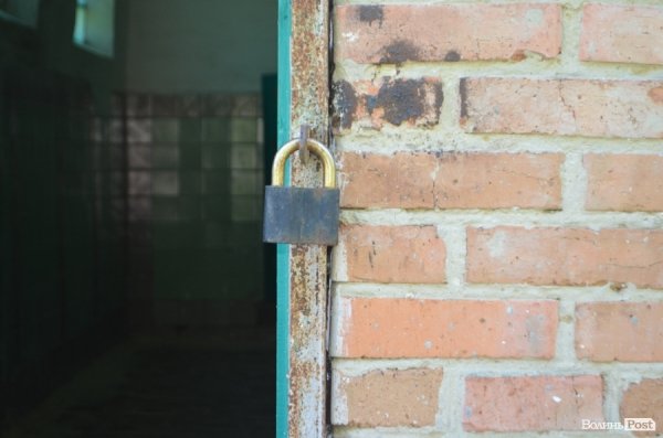 У Луцькому парку санітарна проблема: єдиний туалет нагадує кімнату жахів. ФОТО