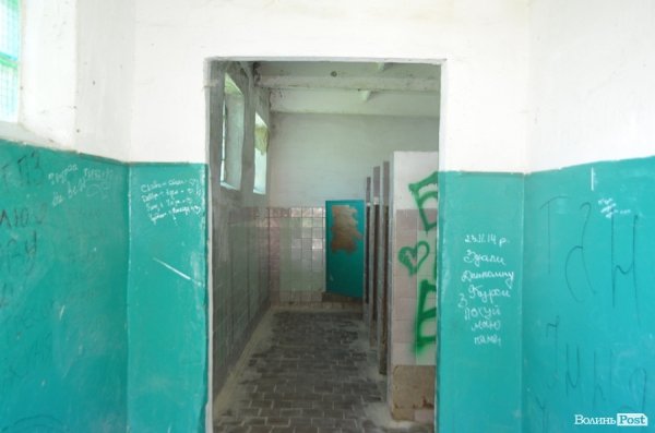 У Луцькому парку санітарна проблема: єдиний туалет нагадує кімнату жахів. ФОТО