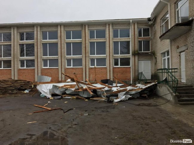 У школі на Волині під час буревію зірвало дах. ФОТО