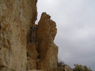 У Криму підірвали скелю, яка могла обвались на відпочивальників. ФОТО