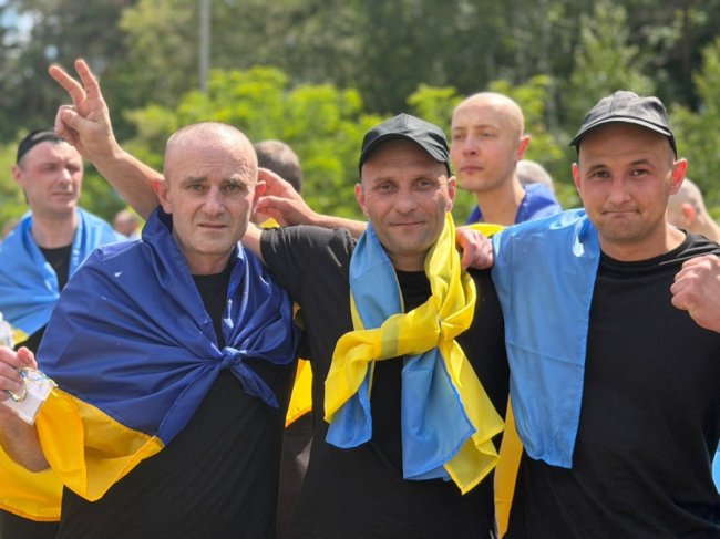 В Україну з російського полону повернулись 185 військових та один цивільний