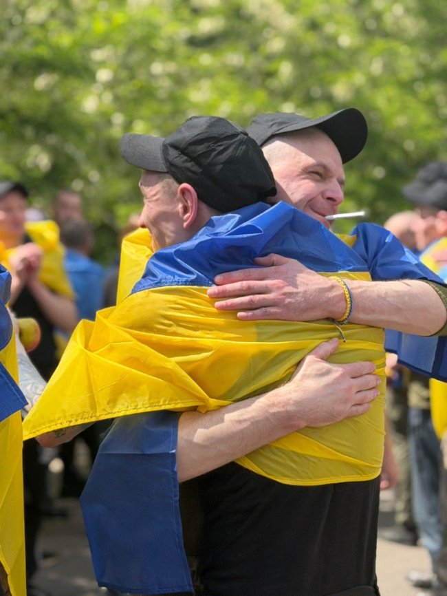 В Україну з російського полону повернулись 185 військових та один цивільний