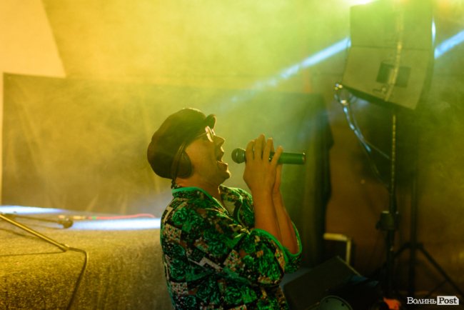 «GAS у Луцьку доведеться освячувати»: ФОТОРЕПОРТАЖ з епатажного концерту «Хамерманів» в халатах і трусах