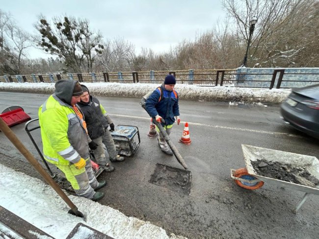 На вулицях Луцька вкладали асфальт. ФОТО