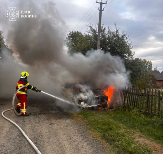 На Волині спалахнула автівка, водія госпіталізували. ФОТО