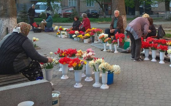 Ринок поїхав, квіткарі лишилися: у центрі Луцька далі продають букети