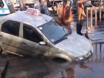 В Одесі посеред дороги «потонуло» авто. ВІДЕО