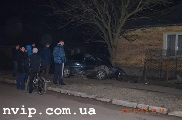 Аварія на Волині: авто з неповнолітніми в'їхало в дерево. ФОТО