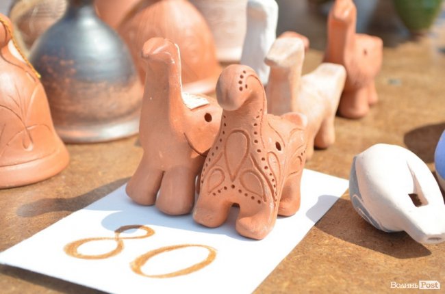 Від і до: які і за скільки сувеніри везуть з «Бандерштату». ФОТО